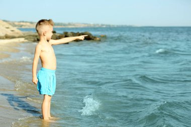 sevimli çocuk eğleniyor