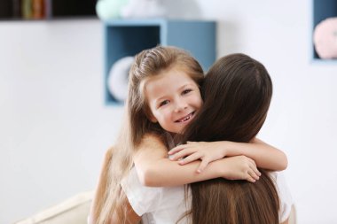 Anne ile şirin kız