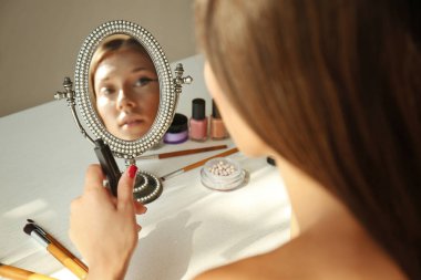 Onu yaparken kadın makyaj