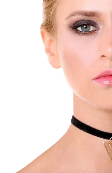 Vacker kvinna med trendiga choker — Stockfoto