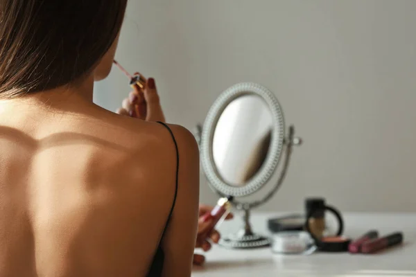 Frau macht ihr Make-up — Stockfoto