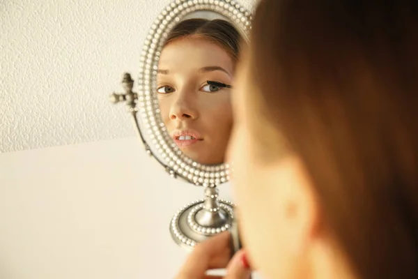 Женщина делает ей макияж — стоковое фото