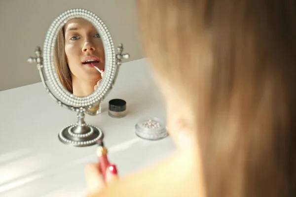 Vrouw doen haar make-up — Stockfoto