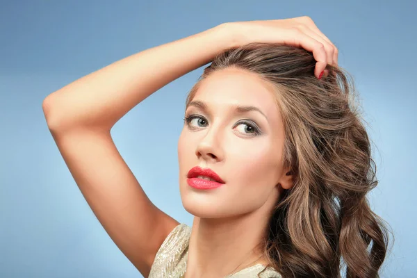 Mujer joven con maquillaje — Foto de Stock