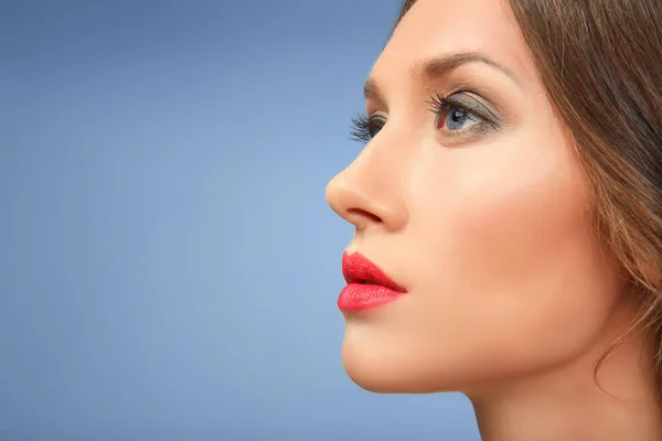 Mujer joven con maquillaje —  Fotos de Stock