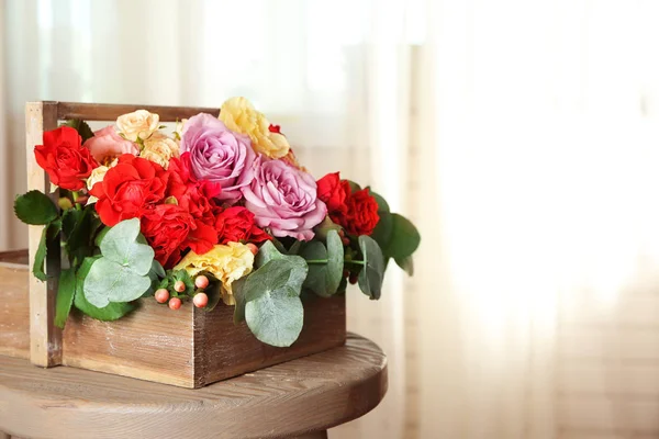 Hermosas flores en la silla — Foto de Stock