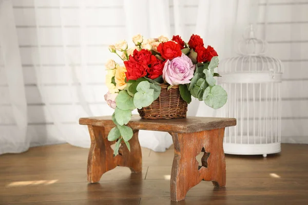 Schöne Blumen auf Stuhl — Stockfoto
