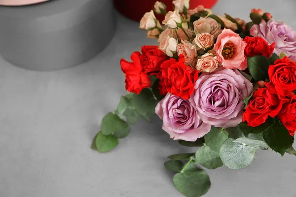 Красивые цветы с подарочными коробками — стоковое фото