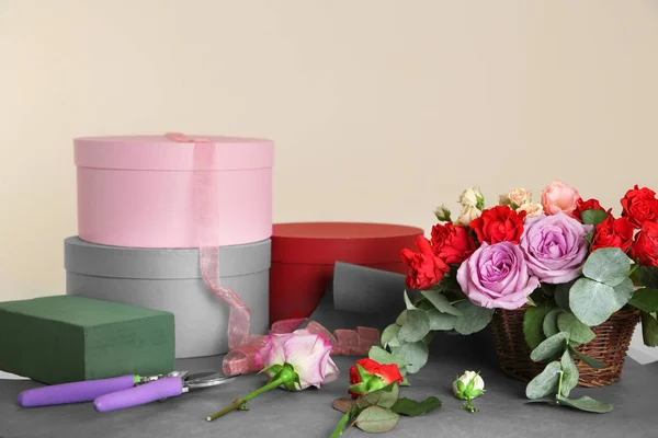 Hermosas flores con cajas de regalo —  Fotos de Stock