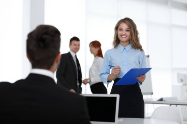 İş kadını modern ofis