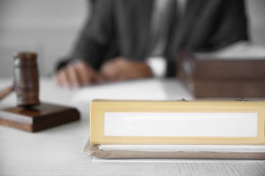 Yargıç tablo üzerinde klasör