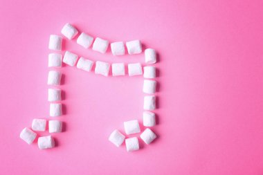 Hatmi pembe bir arka plan üzerinde nota yapılmış