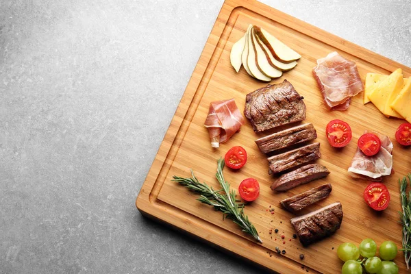 Bistecca alla griglia e antipasti — Foto Stock