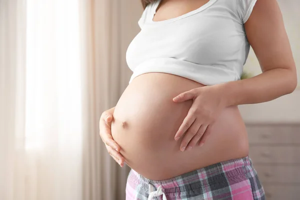 Wanita hamil di rumah — Stok Foto