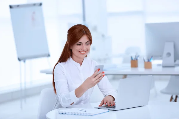 Vrouw Praten Telefoon Bij Moderne Kantoor — Stockfoto