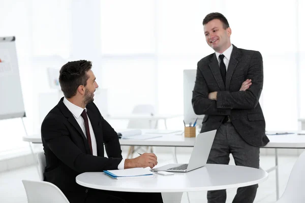 Los Hombres Negocios Oficina Moderna — Foto de Stock