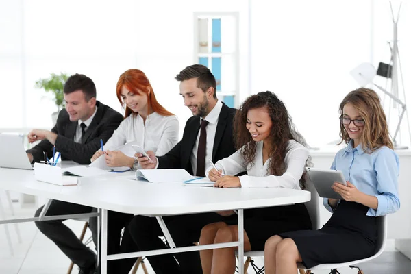 Empresários Escritório Moderno — Fotografia de Stock