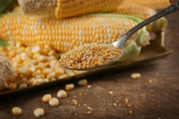 Löffel mit gemahlenem Maiskorn — Stockfoto