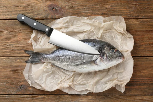 Peixe cru com faca — Fotografia de Stock