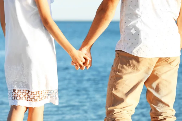 Pareja Feliz Cogida Mano Sobre Fondo Marino — Foto de Stock