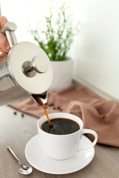 Kaffe hälla från potten — Stockfoto