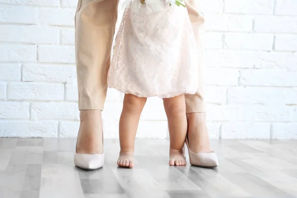 Mother with daughter legs — Stock Photo, Image