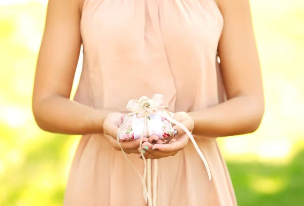 Dama de honra segurando anéis de casamento — Fotografia de Stock
