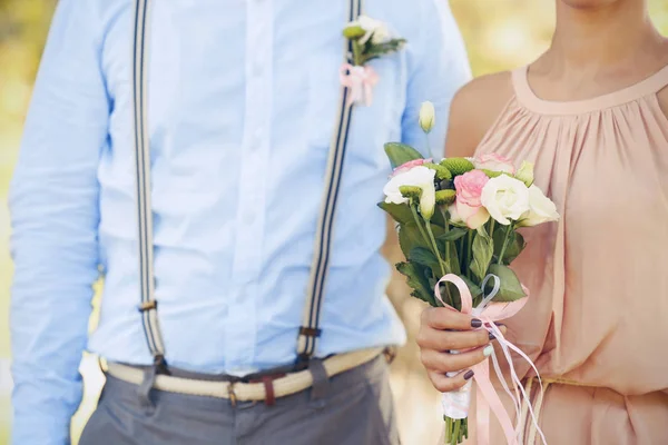 花嫁介添人と結婚式の日に新郎 — ストック写真