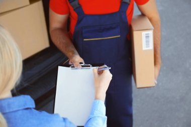 Paket alan kadın 