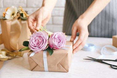 Güzel kompozisyon yapma çiçekçi