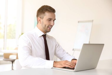 Dizüstü bilgisayarda yazan adam