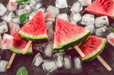 Masada buz küpleri ile sopa karpuz dilimleri
