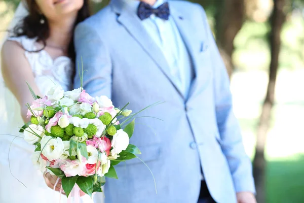 Beatiful bride and groom — Stock Photo, Image