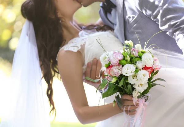 Beatiful bride and groom — Stock Photo, Image