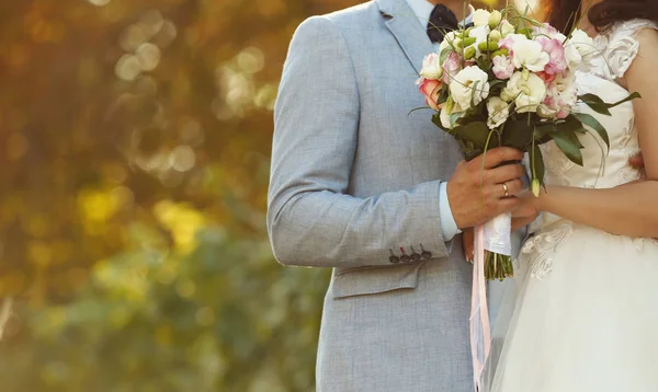 Vackra bruden och brudgummen — Stockfoto