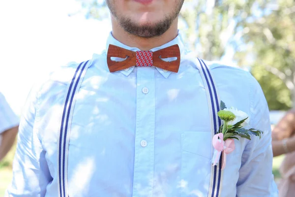 若い新郎結婚式の日 クローズ アップ — ストック写真