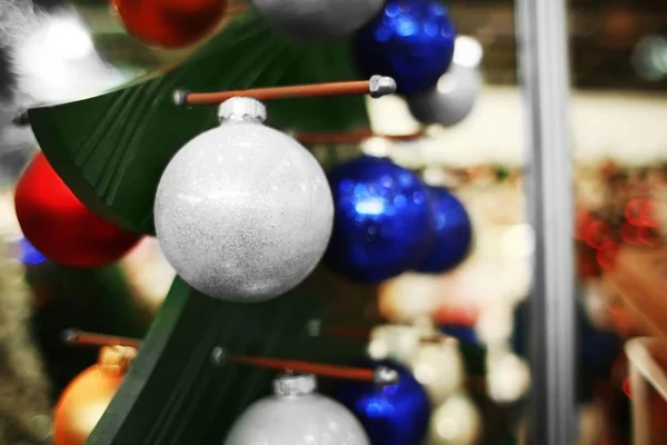 Brillantes adornos de Navidad — Stockfoto