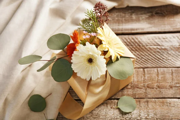 Box dekorerad med blommor — Stockfoto