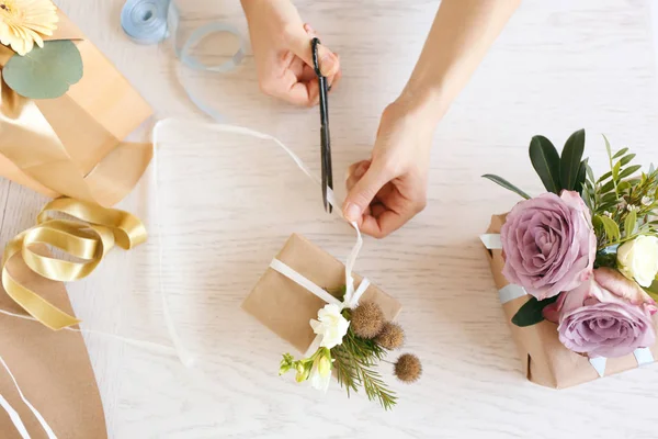 Florist macht schöne Komposition — Stockfoto