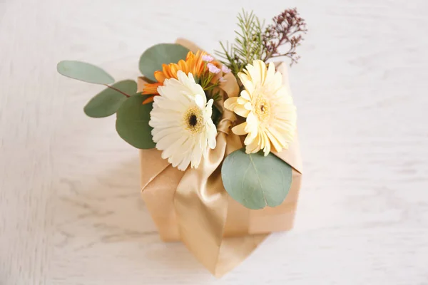 Box dekorerad med blommor — Stockfoto