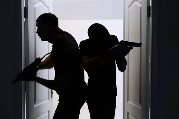 Ladrões Com Arma Entrando Sala — Fotografia de Stock