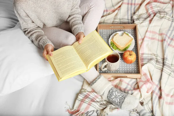 Chica con libro de lectura de alimentos — Foto de Stock