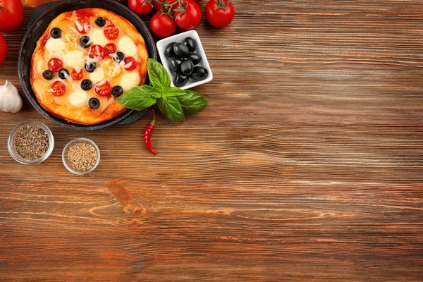 Вкусная пицца с ингредиентами — стоковое фото