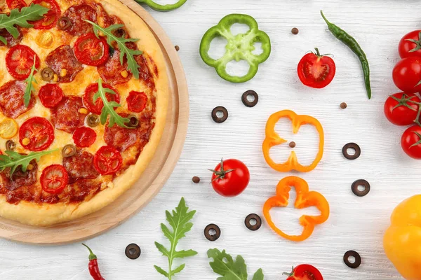 Вкусная пицца с ингредиентами — стоковое фото