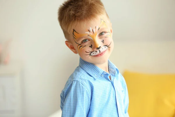 Ragazzo con pittura facciale — Foto Stock