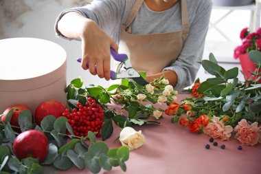 Çiçekçi eller kompozisyon yapma