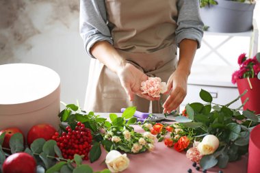 Çiçekçi eller kompozisyon yapma