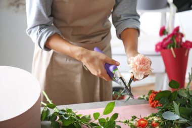 Çiçekçi eller kompozisyon yapma