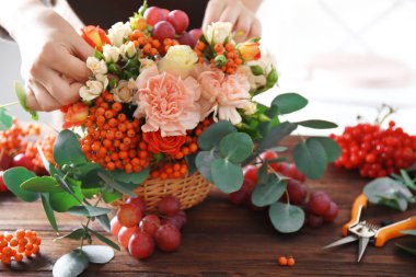 Çiçekçi eller kompozisyon yapma
