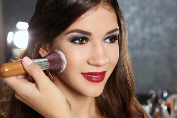 Make-up artiest en vrouw — Stockfoto